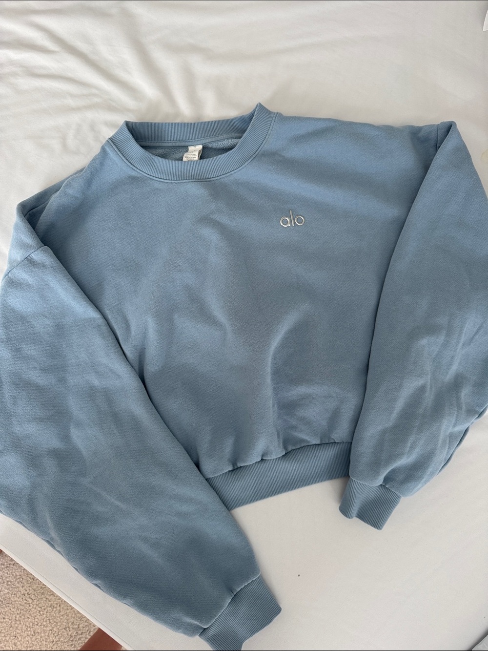 ALO Yoga Women's Dusty Blue Crop Crewneck Accolade Sweatshirt - Picture 2 of 7